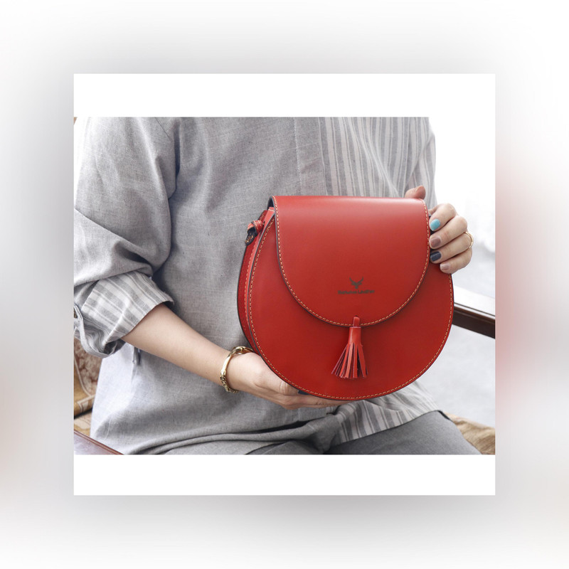 کیف دوشی زنانه چرم بارثاوا مدل 1356 سبک و جمع‌وجور - تصویر 6