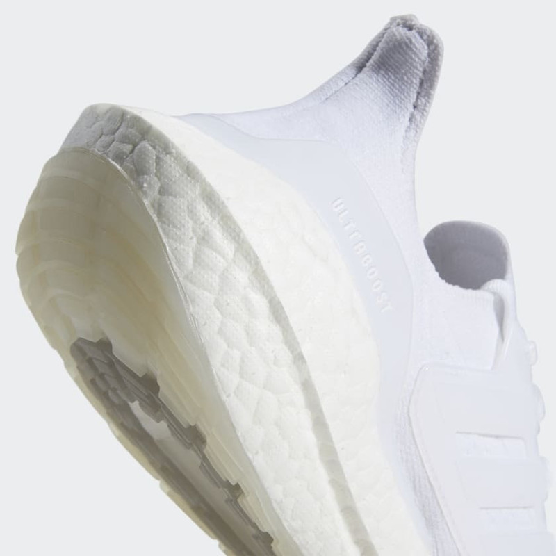 کفش دویدن زنانه آدیداس مدل ULTRABOOST FY0403 سبک و منعطف - تصویر 3