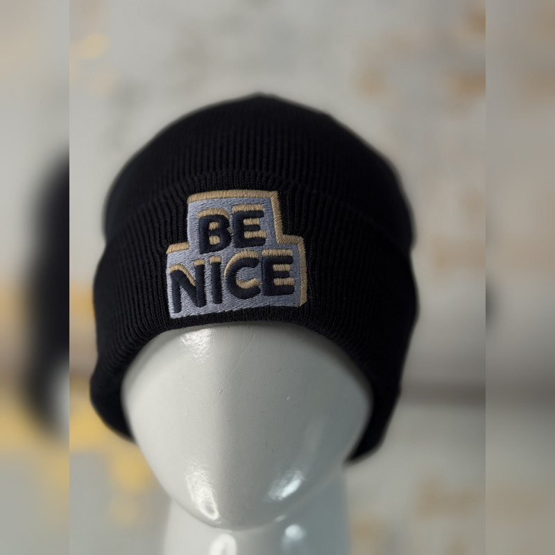 کلاه بافتنی اکریلیک مشکی لبه‌دار با گلدوزی BE NICE، مدل اسپرت یونیکس - تصویر 10