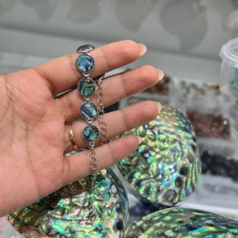 دستبند سنگی زنانه مدل صدف آبالون درخشش رنگین‌کمانی کد 55 - تصویر 4