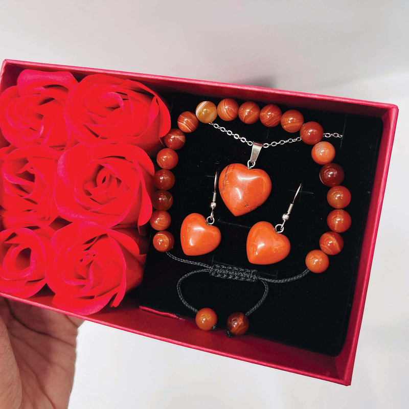 ست هدیه زنانه سنگ جاسپر سرخ با گردنبند، دستبند، گوشواره و باکس گل معطر - تصویر 4