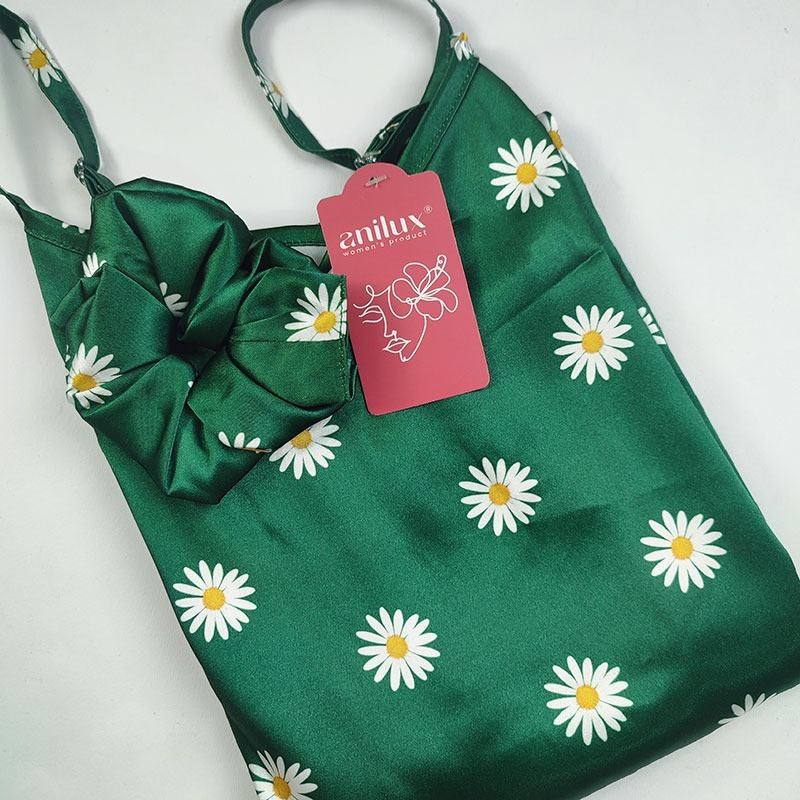 لباس خواب آنی لوکس طرح گل بابونه به همراه اسکرانچی مو - تصویر 3